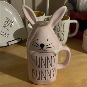 Rae Dunn hunny bunny mug with lid